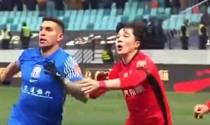  記者談海港后衛(wèi)明天：從津門虎到海港環(huán)境變了，他需主動去適應(yīng)