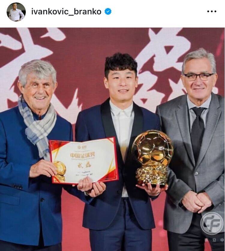 出席中國金球獎頒獎儀式，伊萬曬與武磊、米盧同框照片
