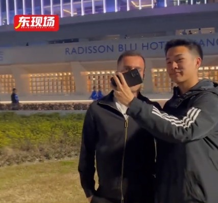  塞爾吉尼奧現(xiàn)身上海八萬人體育場，并與球迷親切打招呼合影