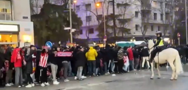  馬競球迷進入伯納烏時向人群投擲雜物，導(dǎo)致安保對其進行脫鞋檢查