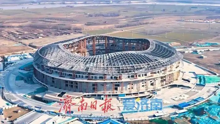  魯媒：戴上1.6萬噸“鋼鐵巨冠”，黃河體育中心球場完成屋蓋施工