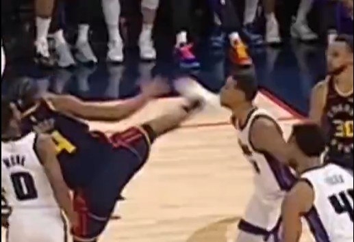  抬腳過高踢到了對(duì)手下巴！NBA官方：穆迪這一動(dòng)作被判1級(jí)惡犯