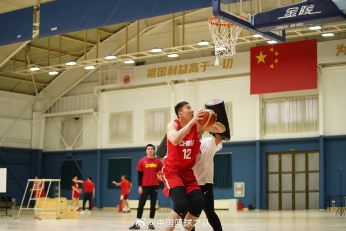  中國籃球之隊官博：大塊頭 大能量 祝李炎哲25歲生日快樂！
