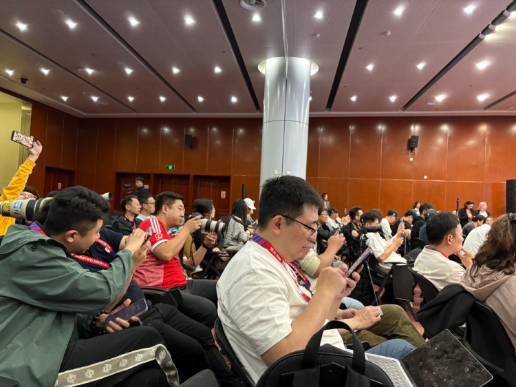  萬(wàn)眾矚目！記者擠滿(mǎn)國(guó)足賽前新聞發(fā)布廳，賽場(chǎng)記者預(yù)計(jì)超300人
