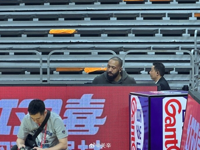  今晚不打？廣東主場迎戰(zhàn)廣廈 吉倫沃特一身便裝現(xiàn)身球館