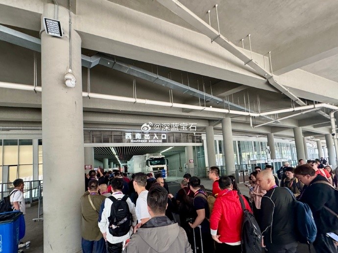  盛況空前！記者曬照：距離中澳之戰(zhàn)還有三小時(shí)，現(xiàn)場(chǎng)記者已超百名