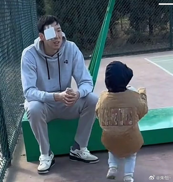  顧家好男人！記者曬出周琦手術(shù)后回歸家庭帶娃照片