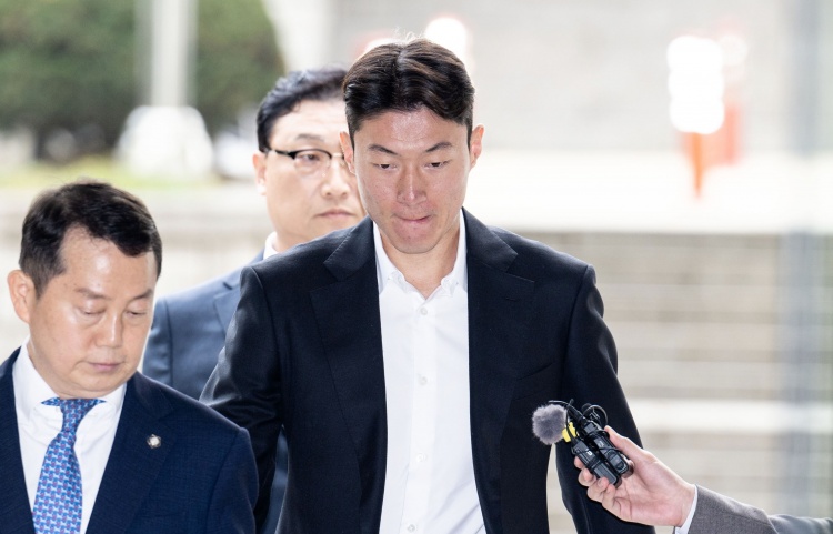  韓媒：庭審現場黃義助始終低頭雙手合十，判決后不停致歉