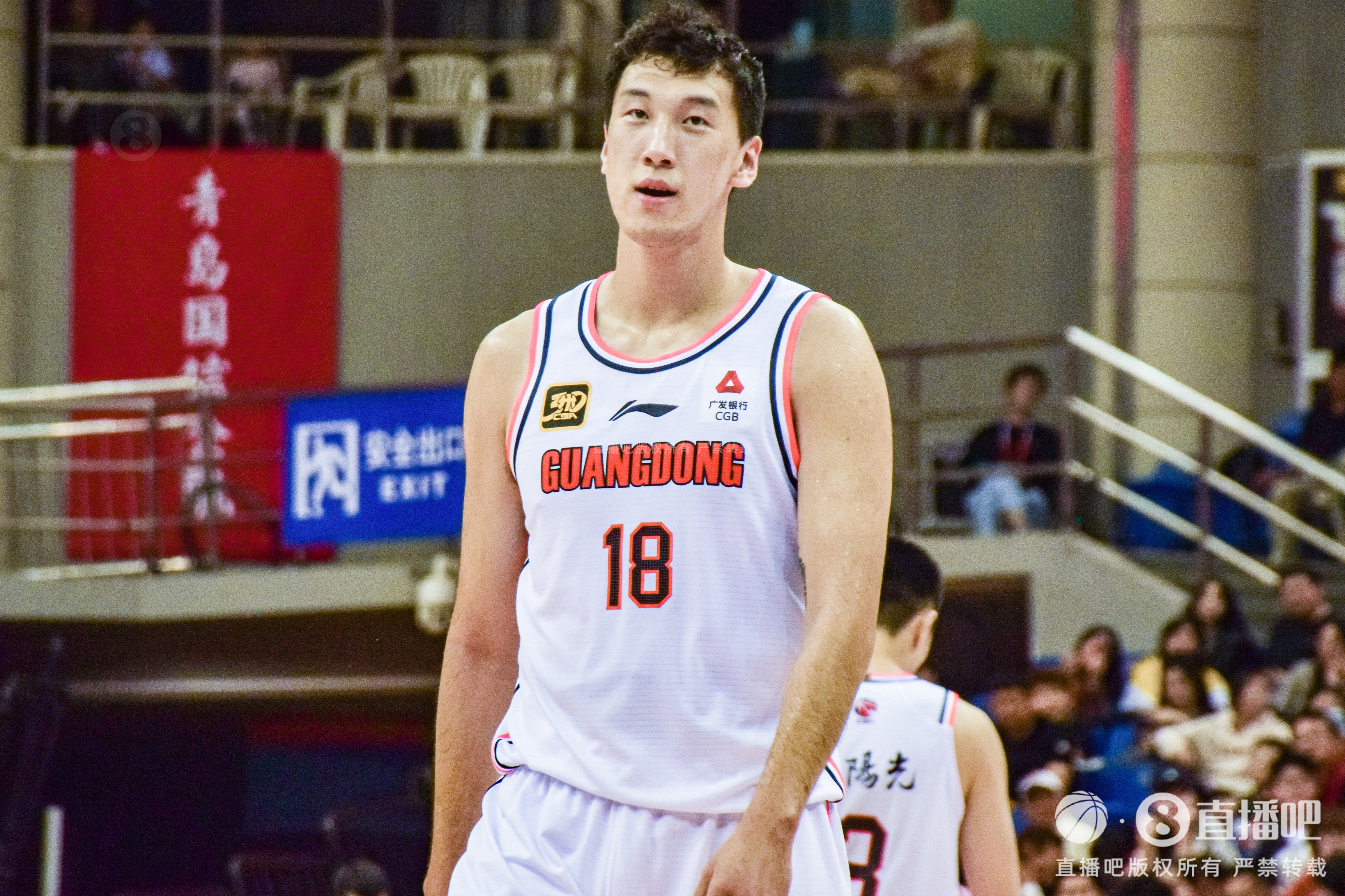  高炮臺發(fā)威！杜潤旺半場6中5拿到13分2斷1帽 三分3中3