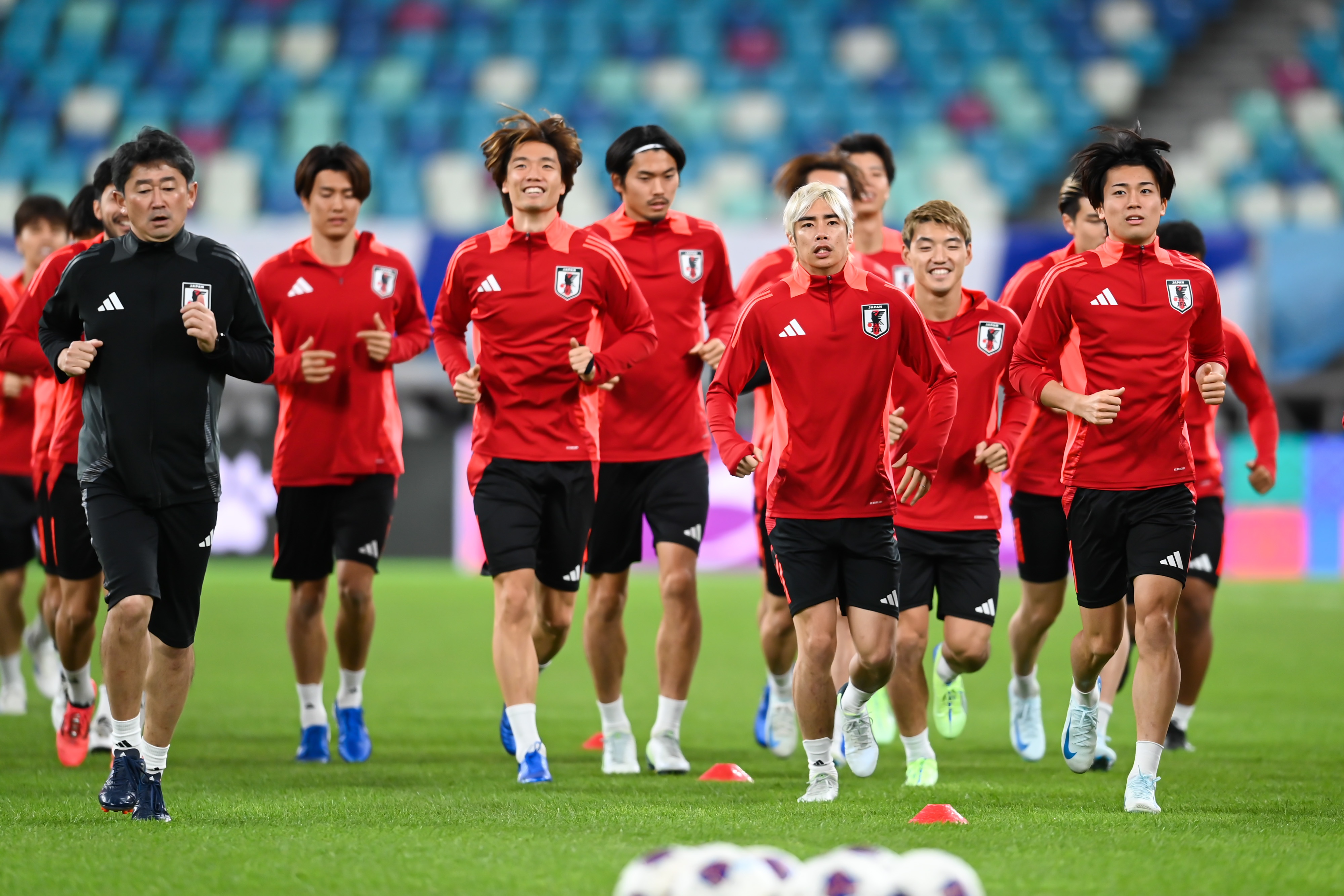  日媒：日本隊(duì)今日進(jìn)行賽前一日踩場(chǎng)訓(xùn)練，三笘薰和長(zhǎng)友佑都缺席