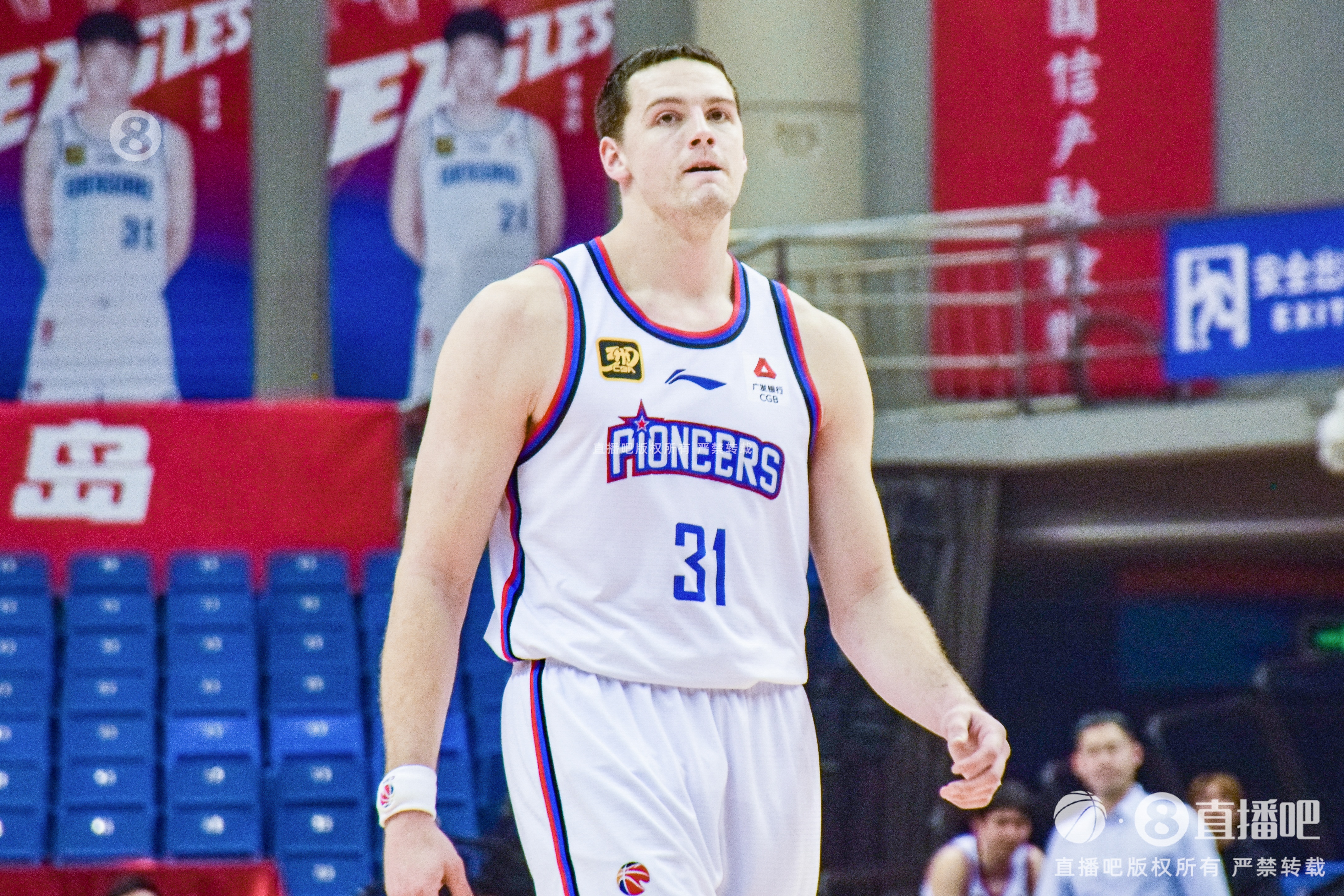  手感來遲了！大衛(wèi)-詹姆斯19中7&三分10中4拿到18分15籃板